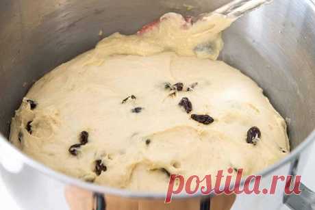 Венское тесто


Это легендарное тесто , выпечка из него получается сдобная, с мягким, ароматным, немного волокнистым мякишем и тонкой хрупкой корочкой. Из такого теста получаются отличные открытые пироги со сладкой начинкой, маленькие пирожки или корзиночки. Тесто по праву можно назвать скорым, поскольку оно не требует выбраживания и расстойки, ни даже смазки яйцом перед выпечкой. Если вы замешиваете тесто заранее, к примеру с вечера, то и вымешивать его особо не нужно, но...