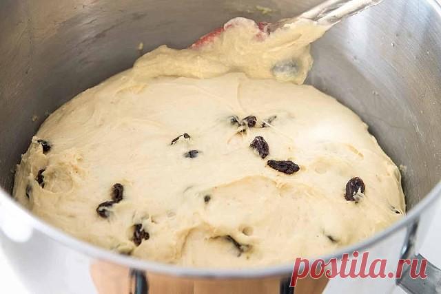 Венское тесто


Это легендарное тесто , выпечка из него получается сдобная, с мягким, ароматным, немного волокнистым мякишем и тонкой хрупкой корочкой. Из такого теста получаются отличные открытые пироги со сладкой начинкой, маленькие пирожки или корзиночки. Тесто по праву можно назвать скорым, поскольку оно не требует выбраживания и расстойки, ни даже смазки яйцом перед выпечкой. Если вы замешиваете тесто заранее, к примеру с вечера, то и вымешивать его особо не нужно, но...