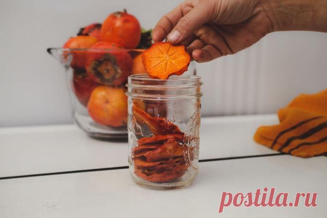 4 способа запастись на зиму витаминной заготовкой из сушеной и вяленой хурмы Описание приготовления вяленой и сушеной хурмы. Подбор плодов. Процесс сушки в духовке, в электросушилка, на свежем воздухе.