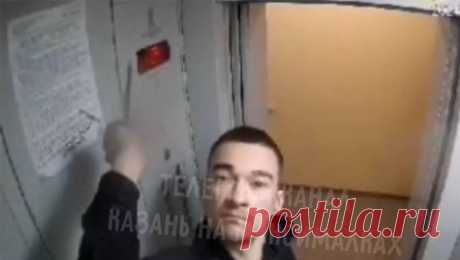 &quot;Пришлось нокаутировать&quot;: мужчина бросался с ножом на жителей в казанском ЖК. В Казани мужчина бросается с ножом на своих соседей под камерами видеонаблюдения. Записи с них опубликовал Telegram-канал &quot;Казань на максималках&quot;. Жители ЖК &quot;Залесный-Сити&quot; страдают от агрессивного соседа, который ...