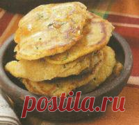 В теплой воде растворяем дрожжи, всыпаем пшеничную муку и замешиваем тесто, ставим в теплое место на 30 минут. После добавляем гречневую муку. При подаче «Блины Старорусские» поливаем сливочным маслом.