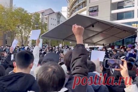В Китае вспыхнули антиправительственные протесты. В Китае вспыхнули антиправительственные демонстрации против коронавирусной политики властей. Протесты начались в ряде городов 26 ноября из-за смерти минимум десяти человек в результате пожара в жилом доме в Урумчи, в центре Синьцзян-Уйгурского автономного района. Демонстрации охватили Шанхай, Пекин, Синьцзян.