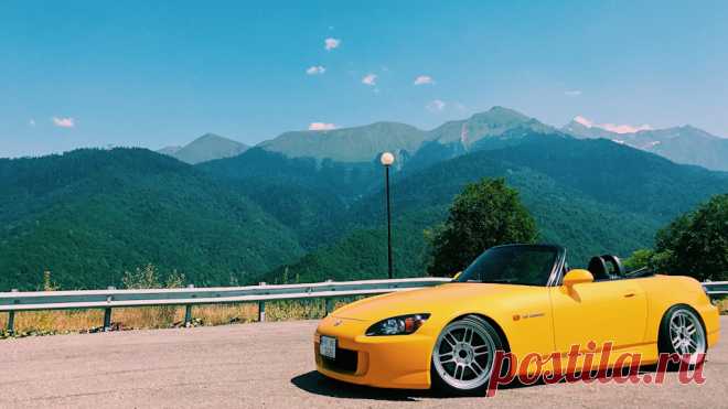 Honda S2000 AP2 05' Давно для себя решил что стенсуха, гонка должна быть кабрик, потому что ездишь на ней все равно лишь в солнышко, и только на чистой.
Сразу скажу что никогда не нравилась с2к, случайно увидев обьяву о продаже такой, подкупил цвет, типа прикольно, но по итогу все равно покупать ниче не собирался, смот…