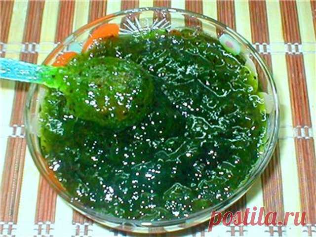 Изумрудный джем из киви Джем из киви с сахаром и желатином, получивший изумрудный оттенок благодаря нескольким каплям зеленого пищевого красителя.
