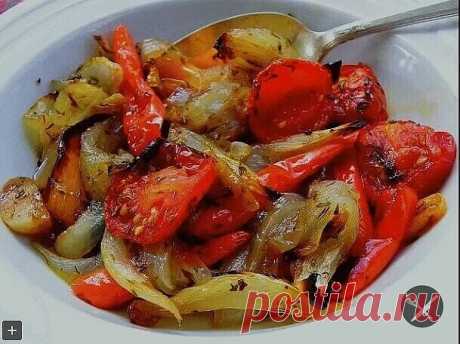 Овощи, запечeнные в маринаде,фантaстически вкусно!
 
Ингредиенты
1 болгарский перец
1 кабачок
1 баклажан
1 луковица
3 зубчика чеснока
1 столовая ложка уксуса 9%
2 столовые ложки соевого соуса
4 столовые ложки растительного масла
Приготовление
Чеснок очищаем и выдавливаем в миску через пресс. Туда же добавляем растительное масло, уксус и соевый соус. Все тщательно перемешиваем.
Все подготовленные овощи тщательно промываем и очищаем. А затем нарезаем крупными кусочками и пер...
