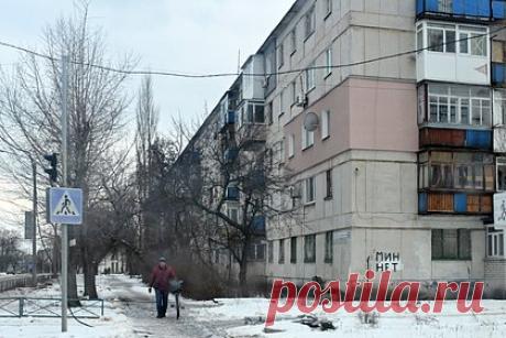 В ЛНР заявили о терроре мирных жителей Донбасса силовыми структурами Украины. Жителей занятых Украиной частей ДНР терроризируют силовые структуры Киева, заявил подполковник ЛНР в отставке Андрей Марочко. По его словам, в Красном Лимане, Славянске и Краматорске совместные патрули МВД, СБУ и ВСУ под предлогом проверки документов врываются в дома мирных жителей с целью найти так называемых шпионов.