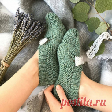Зеленые следки спицами Автор: @kutcher.elenПряжа 200-250 м 100 г(40-50 г),2 спицы 2,5-3 мм.1.Набрать 47 петель.Вязать резинкой 1х1 8 рядов(начинать с лицевой петли после кромочной).2.1 ряд-1 кромочная,20 лицевых,*1 накид,1 лицевая,1 накид*,1 изнаночная,*1 накид,1 лицевая,1 накид*,1 изнаночная,*1 накид,1...