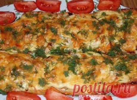 Рыба, запеченная с морковью и луком
У меня было филе горбуши на коже, муж купил уже разделанную рыбу. Рыбу натереть солью и перцем, смазать майонезом, на филе выложить морковь, натертую на крупной терке, лук (полукольцами или кольцами), смазать майонезом снова , я еще посыпала тертым сыром. Поставить при 175-180*С запекать до румяной корочки.