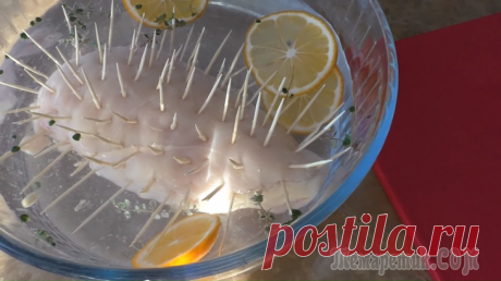 Протыкаем зубочистками мясо и получаем сочную, ароматную куриную грудку!