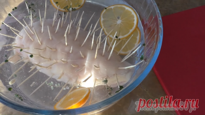 Протыкаем зубочистками мясо и получаем сочную, ароматную куриную грудку!