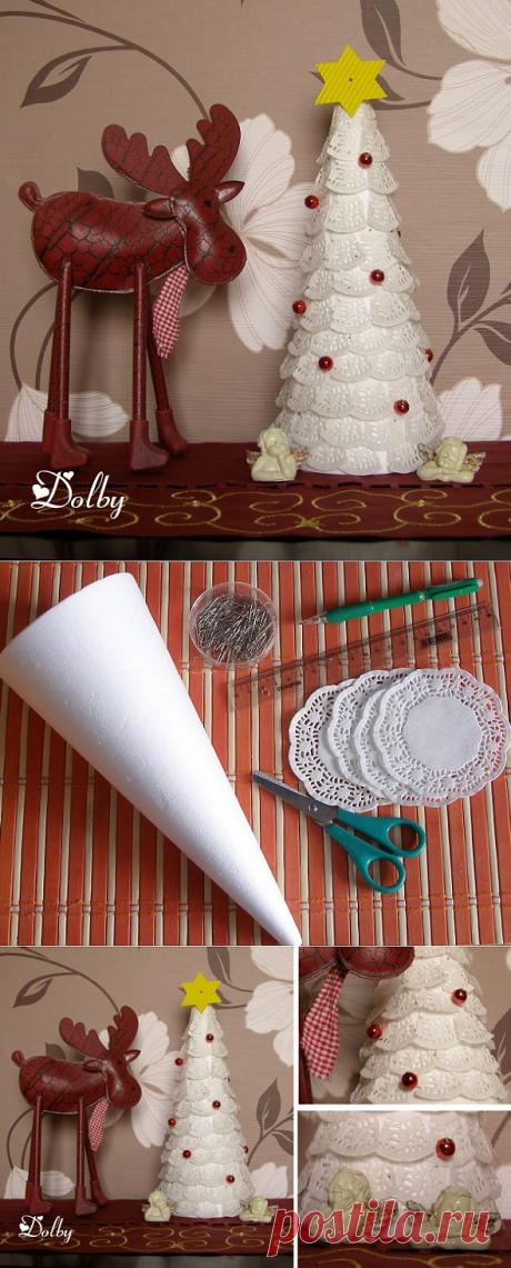 Новогодняя елочка из кружевных бумажных салфеток.
