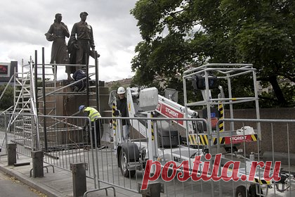 В парламенте Литвы призвали активнее сносить советские памятники. Глава правящей фракции Сейма Литвы Радвиле Моркунайте-Микуленене представила парламенту резолюцию о продолжении декоммунизации республики, в которой власти городов и муниципалитетов призывают активнее сносить советские памятники. Законодательная палата проголосовала за документ единогласно.