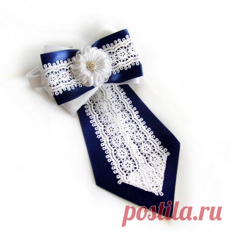 Школьный галстук на 1 сентября своими руками. Видео мастер-классы Те, кто любит особую торжественность нарядов, наверняка обращали внимание на школьные галстуки для девочек, украшенный нарядной брошью.

Такой галстук для девочки к школьной форме можно надеть не только 1 сентября - он не раз выручит вас в течение учебного года. Это изделие напоминает привычное многим жабо, причём сделать галстук на 1 сентября своими руками можно не только из мерного кружева, но и из атласны...