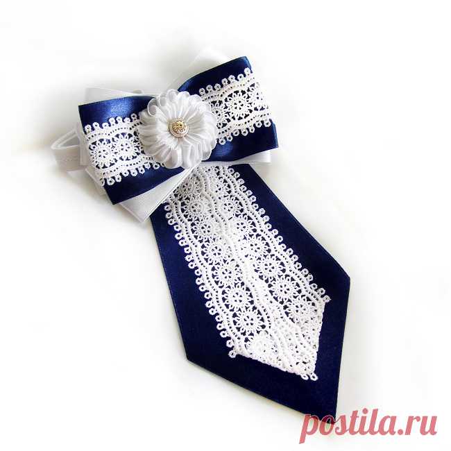 Школьный галстук на 1 сентября своими руками. Видео мастер-классы Те, кто любит особую торжественность нарядов, наверняка обращали внимание на школьные галстуки для девочек, украшенный нарядной брошью.

Такой галстук для девочки к школьной форме можно надеть не только 1 сентября - он не раз выручит вас в течение учебного года. Это изделие напоминает привычное многим жабо, причём сделать галстук на 1 сентября своими руками можно не только из мерного кружева, но и из атласны...