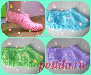 ТАПОЧКИ СПИЦАМИ.
Набираем на спицы 5 петель.
1р.(лицевая сторона): кромочная, лиц. накид, лиц. накид. лиц. кромочная 
изнаночной петлей.
2р.(изнаночная сторона): все петли изнаночными, петля между двумя 
накидами не провязывается, ее просто снимаем на правую спицу(нить перед 
работой).
3р.: кромочная, 2 лиц. накид, центральная лицевая, накид, 2 лиц, 
кромочная.
4 и все четные ряды изнаночными, це