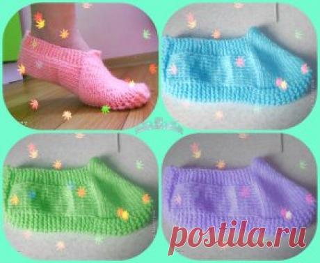 ТАПОЧКИ СПИЦАМИ.
Набираем на спицы 5 петель.
1р.(лицевая сторона): кромочная, лиц. накид, лиц. накид. лиц. кромочная 
изнаночной петлей.
2р.(изнаночная сторона): все петли изнаночными, петля между двумя 
накидами не провязывается, ее просто снимаем на правую спицу(нить перед 
работой).
3р.: кромочная, 2 лиц. накид, центральная лицевая, накид, 2 лиц, 
кромочная.
4 и все четные ряды изнаночными, це