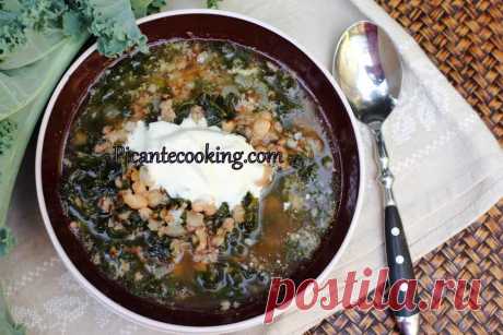 М'ясний суп з капустою кале та квасолею Ситний, не складний у приготуванні, суп зі свининою, копченостями, квасолею та капустою кале, яку, при бажанні, можна замінити пекінською капустою.