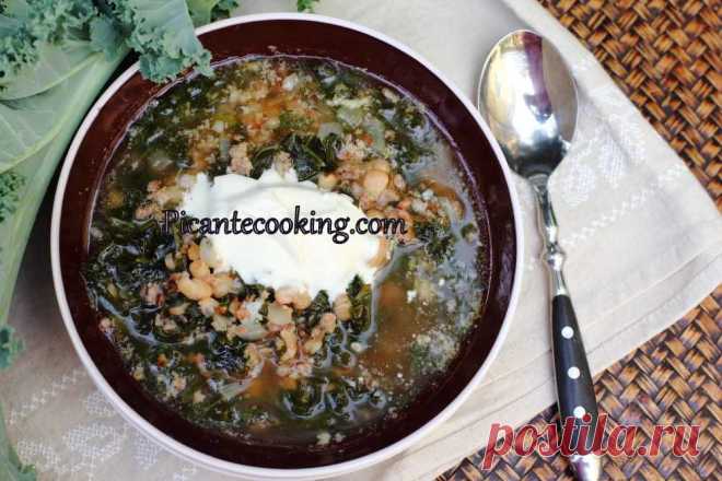 М'ясний суп з капустою кале та квасолею Ситний, не складний у приготуванні, суп зі свининою, копченостями, квасолею та капустою кале, яку, при бажанні, можна замінити пекінською капустою.