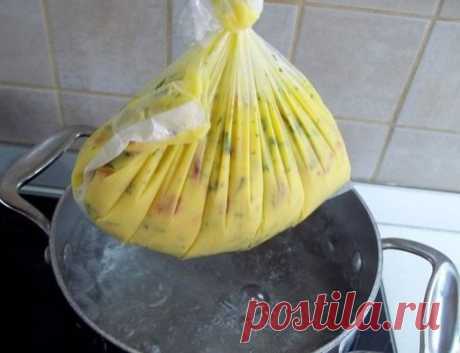 Вкусно и необычно: сочный вареный омлет в пакете 

О пользе яиц не приходится напоминать. Завтрак с глазуньей — довольно привычное для многих дело. Ведь съеденные с утра пару яиц (вареных или в глазунье) придадут сил и бодрости на полдня. Мы нашли еще один рецепт с яйцами, и он подходит как для гурманов, так и для тех, кто соблюдает предписания диетолога. Пожалуй, еще одно неоспоримое преимущество в том, что готовится вареный омлет очень просто и не требует ни усилий, ни г...