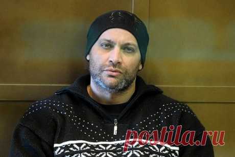 Помилованного организатора расправы над Политковской наградили орденом на СВО. Бывший оперативник Сергей Хаджикурбанов, осужденный за организацию расправы над журналисткой Анной Политковской и помилованный за участие в специальной военной операции (СВО), награжден орденом Мужества. Его служба на СВО отмечена и другими наградами. Друзья не считают его уголовником и называют героем.