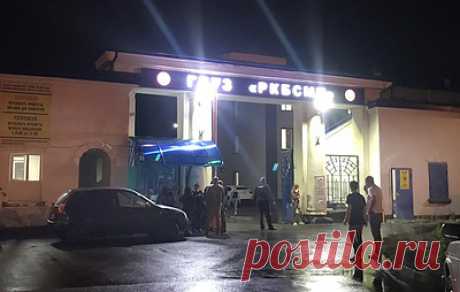 В Северной Осетии погибли девять человек из-за нехватки кислорода в больнице. Нехватка кислорода произошла из-за поломки оборудования в медучреждении В Северной Осетии девять человек погибли из-за аварии на кислородной станции. Об этом сообщает «Интерфакс» со ссылкой на руководителя пресс-службы ГУ МЧС по республике Юлия Старченко. «В реанимационном отделении Центральной городской больницы в Беслане произошло аварийное отключение системы подачи кислорода. В результате девять человек, находивши…