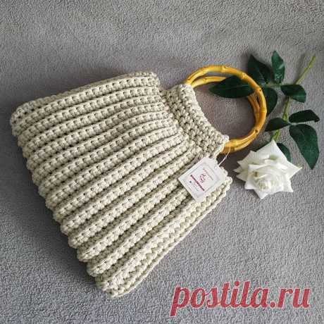 ВЯЗАНЫЕ СУМКИ, РЮКЗАКИ👛💼👜🎒 on Instagram: “🌸3500 руб 👜Молочная сумка с ротанговыми ручками в наличии!!! 👌🏻Подкладка есть, сумка на магнитах / на молнии (на выбор). 💥Размеры: ширина…”