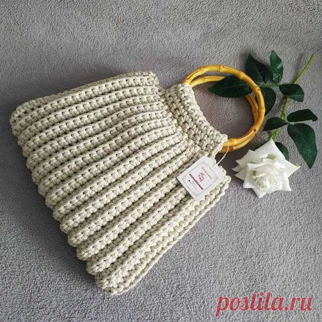 ВЯЗАНЫЕ СУМКИ, РЮКЗАКИ👛💼👜🎒 on Instagram: “🌸3500 руб 👜Молочная сумка с ротанговыми ручками в наличии!!! 👌🏻Подкладка есть, сумка на магнитах / на молнии (на выбор). 💥Размеры: ширина…”