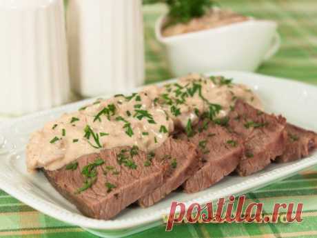 Говядина, запеченная в рукаве, с грибным соусом