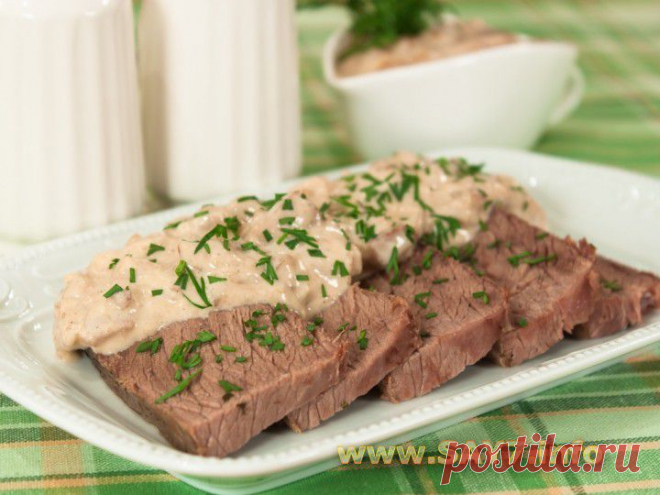 Говядина, запеченная в рукаве, с грибным соусом
