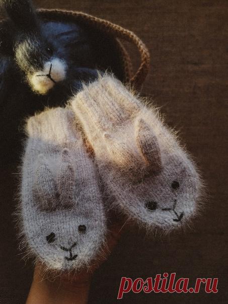 Всем вдохновения!

А у меня не только игрушки, но и такие вот варежки-зайчики
Пряжа пух норки, спицы

Скажу по секрету, малыши в восторге от этих варежек , снимать не хотят