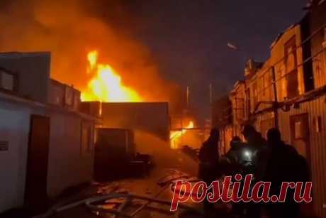 Более 10 бытовок загорелись на стройплощадке в Москве