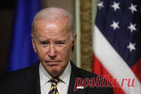 Байден перепутал себя с журналистами. Президент США Джо Байден перепутал себя с журналистами. Появившись вместе с Владимиром Зеленским перед репортерами, Байден заявил, что вместе с украинским коллегой задаст по два вопроса. После секундной заминки он исправился, пошутив, что знает имя журналиста, который должен задать первый вопрос.
