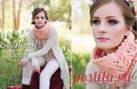 Интересный снуд спицами с декоративными пуговицами