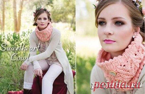 Интересный снуд спицами с декоративными пуговицами