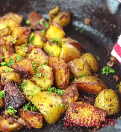 👌 Простой рецепт жареной картошки с луком и чесноком, рецепты с фото Это идеальный хрустящий жареный картофель. В то же время блюдо невероятно простое — его сможет приготовить каждый. Секрет успеха такой жареной картошки заключается в двухэтапном пр...
