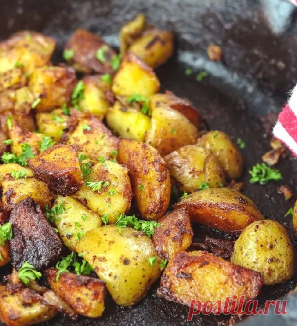👌 Простой рецепт жареной картошки с луком и чесноком, рецепты с фото Это идеальный хрустящий жареный картофель. В то же время блюдо невероятно простое — его сможет приготовить каждый. Секрет успеха такой жареной картошки заключается в двухэтапном пр...