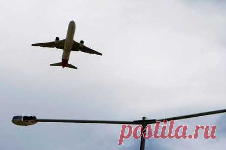 Пассажир самолета покурил сигарету на борту, помочился на кресло и пошел под суд. Пассажир самолета Jetstar решил покурить электронную сигарету на борту, а когда ему запретили это сделать, помочился на свободное кресло. 52-летний мужчина летел из австралийского Голд-Коста в Мельбурн. Бортпроводники попросили его убрать сигарету, однако тот возмутился и попытался пройти в туалет.