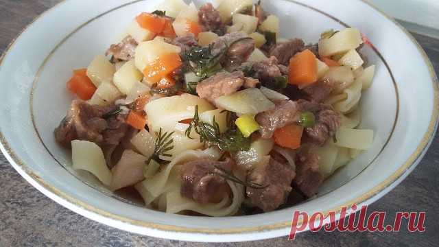 Лагман по-домашнему 

Ингредиенты: 
Мясной бульон — 1,5 литра 
Телятина — 500 г 
Лапша — 300 г 
Сладкий перец — 2 шт. 
Помидоры (крупные) — 2 шт. 
Лук (крупный) — 1 шт. 
Чеснок — 2-3 зубчика 
Петрушка — небольшой пучок 
Растительное масло — 3-4 ст. л. 
Соль, черный перец — по вкусу 

Приготовление: 
1.Помыть овощи. Помидоры, перец, лук нарезать кубиками.
2.Нарезать мясо на небольшие кубики.
3.В глубокой сковороде разогреть растительное масло. Обжарить мясо на сильном огне....