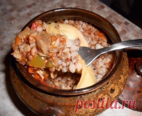 ТОП-9 ВКУСНЕЙШИХ БЛЮД С ГРЕЧКОЙ.

1. Гречка-по купечески

ИНГРЕДИЕНТЫ:
300-400 гр. мяса
1 стакан гречки
1 луковица
1 средняя морковь
1 маленький зубок чеснока
1 лавровый лист
соль,молотый перец по вкусу

ПРИГОТОВЛЕНИЕ:
Мясо порезать небольшими кубиками,слегка обжарить на сковороде с растительным маслом.
Затем долить не много воды,добавить лавровый лист, и потушить мясо под крышкой на маленьком огне до готовности. Гречку перебрать,залить кипятком минут на 5,затем воду слить...
