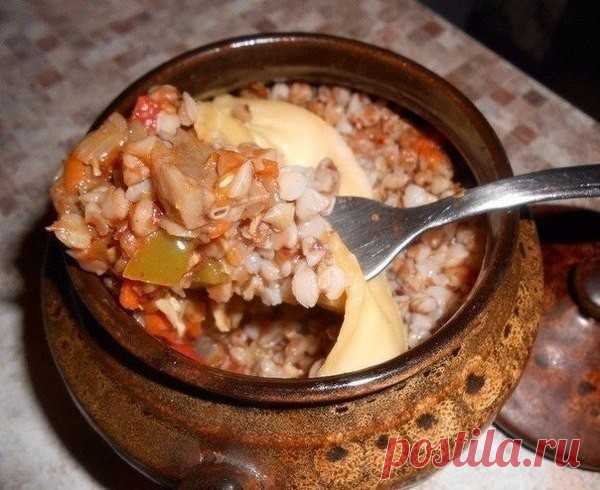 ТОП-9 ВКУСНЕЙШИХ БЛЮД С ГРЕЧКОЙ.

1. Гречка-по купечески

ИНГРЕДИЕНТЫ:
300-400 гр. мяса
1 стакан гречки
1 луковица
1 средняя морковь
1 маленький зубок чеснока
1 лавровый лист
соль,молотый перец по вкусу

ПРИГОТОВЛЕНИЕ:
Мясо порезать небольшими кубиками,слегка обжарить на сковороде с растительным маслом.
Затем долить не много воды,добавить лавровый лист, и потушить мясо под крышкой на маленьком огне до готовности. Гречку перебрать,залить кипятком минут на 5,затем воду слить...