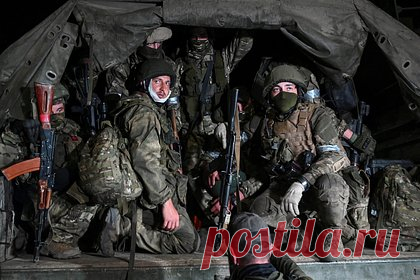 Военкор заявил о возможной передислокации ЧВК «Вагнер». Военкор Александр Коц заявил о возможной передислокации бойцов частной военной компании (ЧВК) «Вагнер» из полевых лагерей. «ЧВК "Вагнер", похоже, начала передислокацию из полевых лагерей. Длинная колонна без тяжелой техники движется по трассе М4 в сторону Москвы в сопровождении полиции», — сказал он.