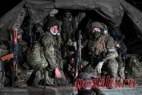 Военкор заявил о возможной передислокации ЧВК «Вагнер». Военкор Александр Коц заявил о возможной передислокации бойцов частной военной компании (ЧВК) «Вагнер» из полевых лагерей. «ЧВК &quot;Вагнер&quot;, похоже, начала передислокацию из полевых лагерей. Длинная колонна без тяжелой техники движется по трассе М4 в сторону Москвы в сопровождении полиции», — сказал он.