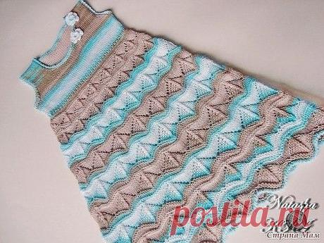 КРАСИВОЕ ДЕТСКОЕ ПЛАТЬЕ СПИЦАМИ

Слова автора:

Многие сразу узнали пряжу — конечно же это всем известная расцветка Беллы Батик, кстати, недавно я узнала, что она очень популярная, а потому всегда в дефиците))). Надо думать, нам с дочкой повезло, потому как оторвали этого добра хороший кусок)).
Сразу укажу расход — на платье для девочки 2-4 лет (на рост 82 — 94 см, ориентируюсь по своей дочке) пошло всего то 3 моточка, вязала спицами №2,75. Подол платья вязала по схеме 28....