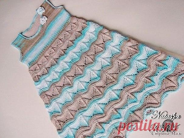 КРАСИВОЕ ДЕТСКОЕ ПЛАТЬЕ СПИЦАМИ

Слова автора:

Многие сразу узнали пряжу — конечно же это всем известная расцветка Беллы Батик, кстати, недавно я узнала, что она очень популярная, а потому всегда в дефиците))). Надо думать, нам с дочкой повезло, потому как оторвали этого добра хороший кусок)).
Сразу укажу расход — на платье для девочки 2-4 лет (на рост 82 — 94 см, ориентируюсь по своей дочке) пошло всего то 3 моточка, вязала спицами №2,75. Подол платья вязала по схеме 28....