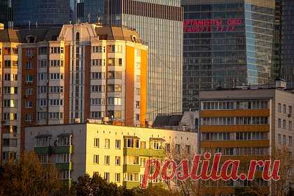 Москвичи охладели к покупке новых квартир. Количество договоров долевого участия (ДДУ), зарегистрированных в Москве в сентябре 2022 года, оказалось на 13,4 процента меньше, чем в аналогичный период 2021 года. В девятом месяце текущего года на первичном рынке заключили 10,5 тысячи сделок, а в том же месяце предыдущего — на 1,6 тысячи больше, или 12,1 тысячи.