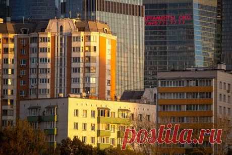 Москвичи охладели к покупке новых квартир. Количество договоров долевого участия (ДДУ), зарегистрированных в Москве в сентябре 2022 года, оказалось на 13,4 процента меньше, чем в аналогичный период 2021 года. В девятом месяце текущего года на первичном рынке заключили 10,5 тысячи сделок, а в том же месяце предыдущего — на 1,6 тысячи больше, или 12,1 тысячи.