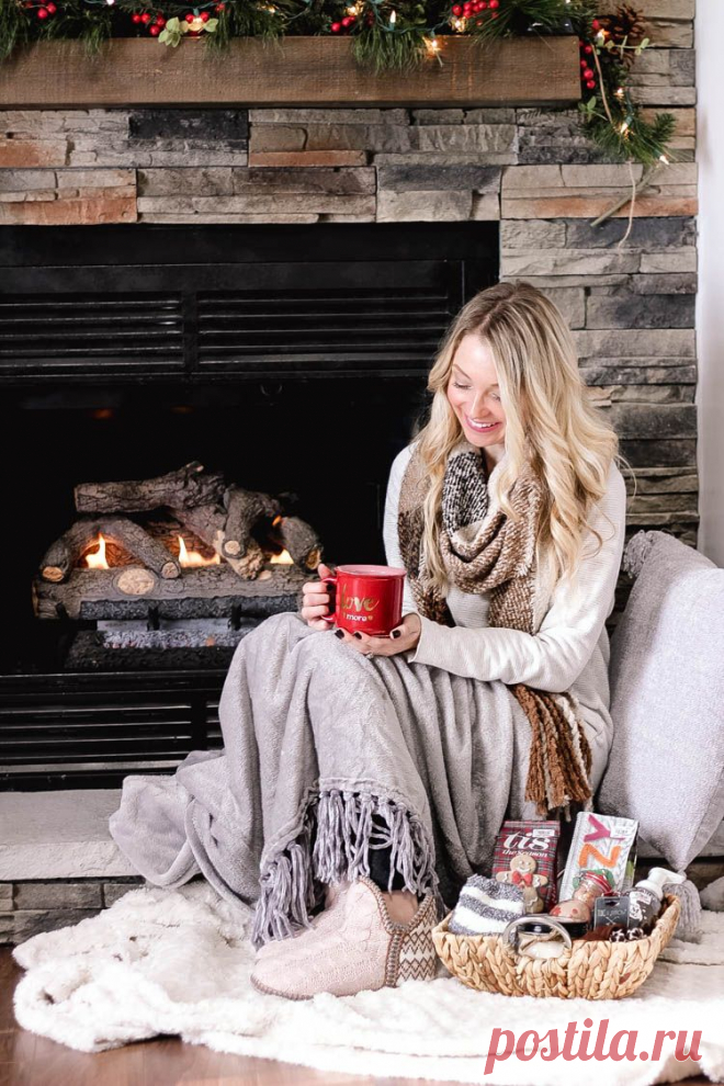 cozy style // cozy look // cozy gifts // gifts for her // gift ideas // Christmas gifts // colorblock scarf // coffee mug // gift basket // gift baskets // slipper boots // slippers // chenille blanket // blanket