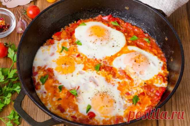 Шакшука яичная - это блюдо восточной кухни, состоящее из яиц, томатов, перца, лука и специй. Здесь рецепт классический пошагово на сковороде.