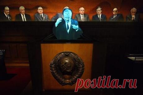 В Ельцин Центре рассказали об отношениях Горбачева с первым президентом России. Первый президент России Борис Ельцин бросил вызов бывшему лидеру СССР Михаилу Горбачеву, публично обвинив его в непоследовательности и медлительности, а также в отступлении от принципов, которые он сам провозглашал. В тот момент они стали непримиримыми политическими оппонентами, рассказали в пресс-службе Ельцин Центра.