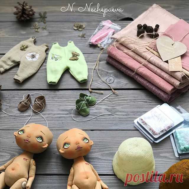 Наконец-то дошли мои руки до комбинезонов, сшитых ещё в апреле 🙈! Для окончательных образов я ждала - панамки и подвески. Так что #скороновенькие, и в мае кукол больше не будет.
А ещё получила посылки с чудесной вискозой от Анечки @tkani_ot_ani, и с наимилейшими булавками от Жени @evgeniya_kolibri. Девочки, спасибо большое 😘😘😘❤️!!! #хвастаюсь#хомяквэкстазе